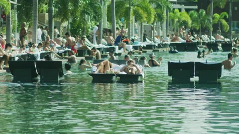 Relaxing at Sands SkyPark infinity pool Vídeo Stock 218632359