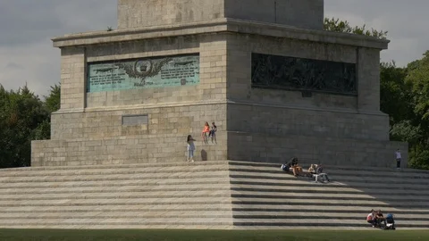 Relaxing on the steps of a monumnet Vídeos de archivo 86511113