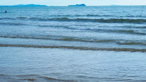 Relaxing waves on the beach 動画素材 300690183