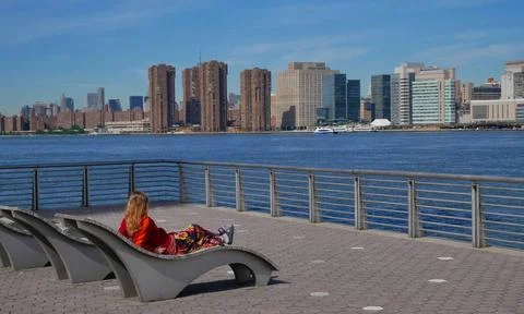  Relaxte Aussicht von Queens auf Manhattan Relaxte Aussicht von Queens auf... Stock Photos