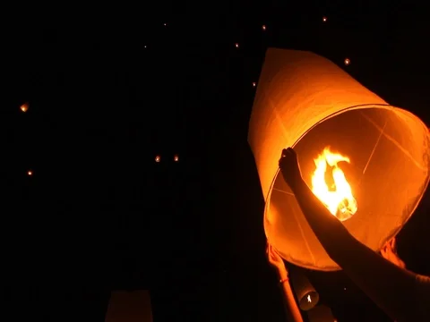 Release floating lanterns to the sky , Lantern festival 스톡 동영상 83145369