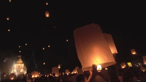Release floating lanterns to the sky , Yipeng Lanna lantern festival. Stock-Footage 124664881