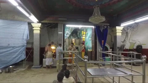 Religious hindu ceremony inside Temple cave, Batu caves, Kuala Lumpur, Malaysia Vidéo 197397367