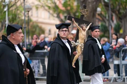 A religious icon statue of Jesus carried in the Saint Efisio Feast festival para 库存照片