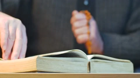 A religious man prays. 库存影片 181066941