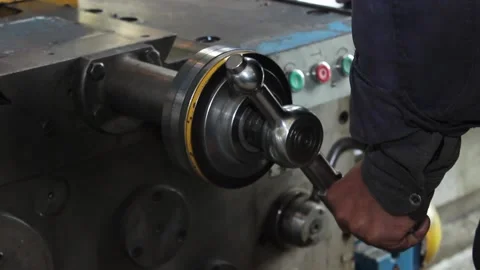 Rem 017The hand of a worker-turner, twists the control knobs of a lathe. 스톡 동영상 124576528