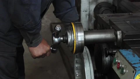 Rem 018The hand of a worker-turner, twists the control knobs of a lathe. 스톡 동영상 124576537