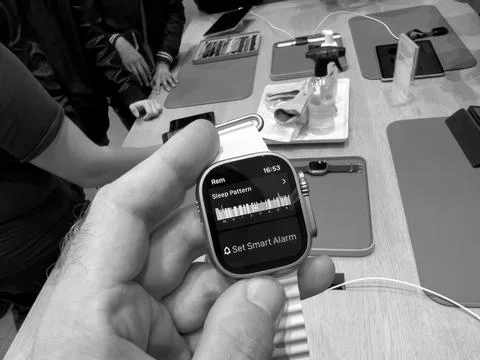 REM sleep pattern on the new titanium Apple Watch Ultra in Apple Computers Store Foto stock