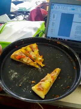 The remaining pizza is in the pan on the work Stockfoto's