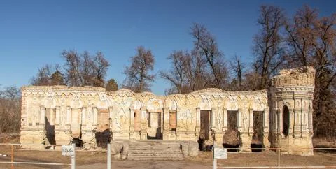 Remains of the structure and elements of architecture Ruin of Osten-Saken man Foto stock