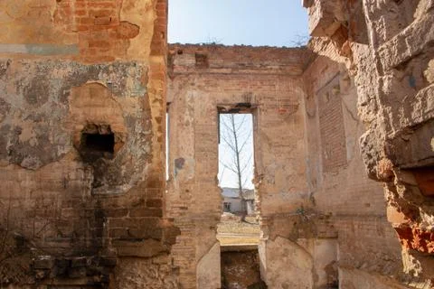 Remains of the structure and elements of architecture Ruin of Osten-Saken man Foto stock