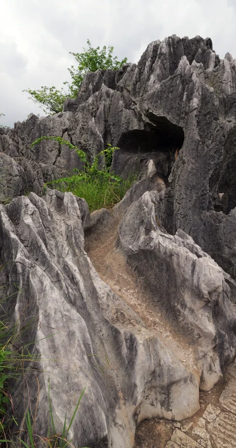 Remarkable limestone chute made by years of erosion, Shilin Stone Forest 库存影片 329622645