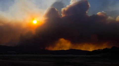 Remarkable time lapse of the huge Thomas Fire burning in the hills of Ventura Stock Footage 107568388