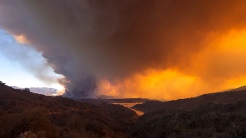 Remarkable time lapse of the huge Thomas Fire burning in the hills of Ventura Stock Footage 107568463