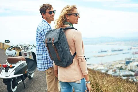 Remember to explore. a young couple enjoying a day outdoors. Fotos de archivo