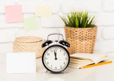 Reminder note and black old-fashioned alarm clock Stockfoto's