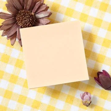 Reminder sticky notes on yellow check pattern fabric background 스톡 사진