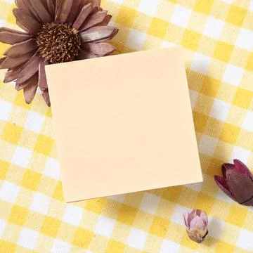 Reminder sticky notes on yellow check pattern fabric background Reminder s... 스톡 사진