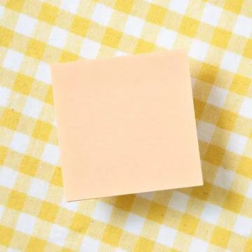 Reminder sticky notes on yellow check pattern fabric background Reminder s... 스톡 사진