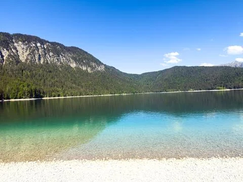 Remote Alpine Lake Between Forest and Mountain Hills Foto stock