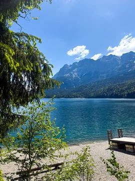 Remote Alpine Lake in Mountain Forest Wilderness Landscape Foto stock