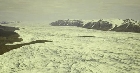 Remote Arctic with ice formations and rugged mountains under clouds 库存插图