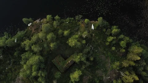 Remote cabin by the lake Vídeo Stock 116779343