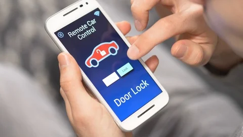 Remote Car Control Locking the Doors With a Smartphone 库存影片 86744943