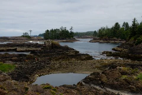 Remote coastal view with islands, cliffs and clouds Foto stock