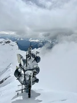 Remote Communication Tower Amid Snowy Mountain Peaks on Zugspitze, Germany Foto stock