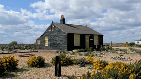 Remote cottage on shingle beach 'Prospect Cottage' Derek Jarman home Stock-Footage 178974534