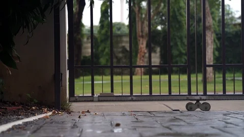 Remote electric gate is getting open. 库存影片 124818725