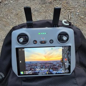A remote FPV control is placed on top of a blackcolored backpack Foto stock