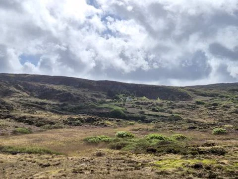 Remote hillside landscape beneath dramatic cloudy sky Foto stock