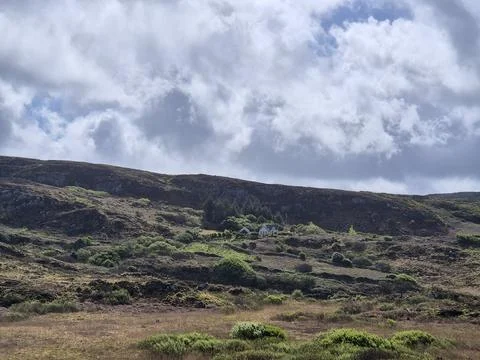 Remote hillside landscape with dramatic cloudy sky Foto stock