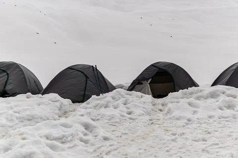 Remote Himalayan Base Camp with Tents on a Snow Covered Mountain Slope Fotos Stock