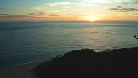 Remote island in Philippines during sunset with blue waters and a sandy Vídeos de archivo 124884078