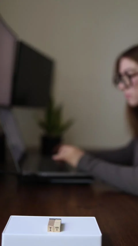 Remote IT professional at computer 库存影片 337336751