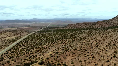 Remote Karoo road stretching into vast arid landscape Vídeo Stock 333018470