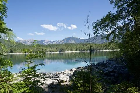 Remote Mountain Lake in Dense Forest Wilderness 库存照片