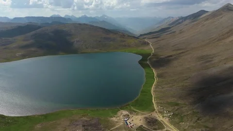 A remote mountain trail beside the crystal clear waters of Deosai National Park 스톡 동영상 345014492