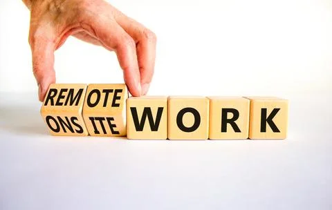 Remote or onsite work symbol. Businessman turns cubes and changes words 'onsi Foto stock