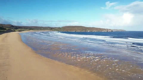 Remote Sandy Beach and Atlantic Waves on Scotland North Coast 500 Route 스톡 동영상 348225205