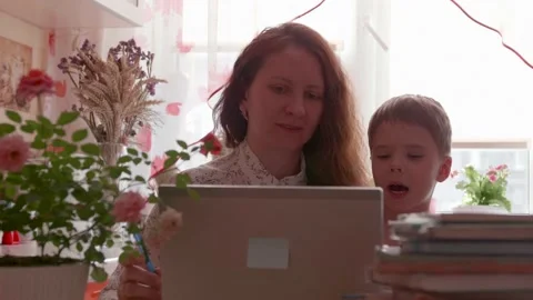 Remote work at home in the presence of a small child. Work on the Internet Vidéo 130866518