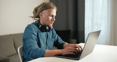 Remote Work on Laptop 库存影片 109005770