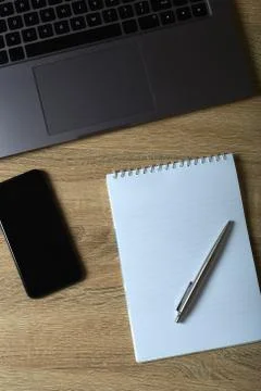 Remote work laptop notepad with pen on the table Stock-Fotos