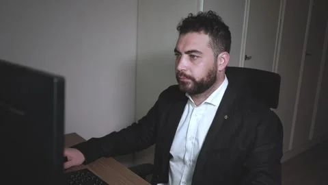 Remote Work Routine – Businessman on Laptop at Desk Stockbeeldmateriaal 264975932