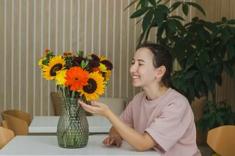 Remote work session with flowers on table in modern workspace during the day Stockfoto's