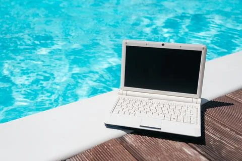 Remote Work by the Swimming Pool with Laptop Mockup Fotos Stock