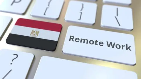 Remote Work text and flag of Egypt on the computer keyboard. Telecommuting or Illustrazione stock